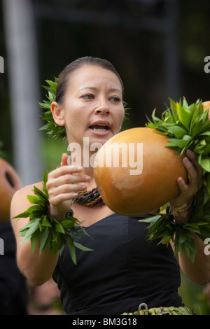 Tradizionale di hula Hawaiana (Kahiko) eseguita con UIP (tamburo) sull'isola di Hawaii. Foto Stock