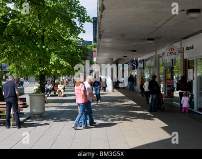 People shopping a Basildon Town Centre in Essex. Foto di Gordon Scammell Foto Stock