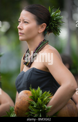 Tradizionale di hula Hawaiana (Kahiko) eseguita con UIP (tamburo) sull'isola di Hawaii. Foto Stock