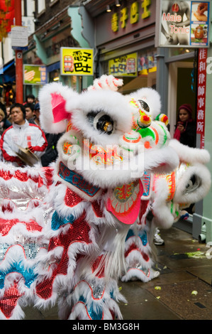 La danza del Leone, China Town Nuovo Anno Cinese Festival 2010 Londra Inghilterra REGNO UNITO Foto Stock