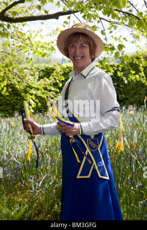 Newburgh Morris squadra di donne ballerini lato. Costumi gialli blu, indossati da donne che eseguono danze folcloristiche. Open Day al Parbold Hall, Lancashire, Regno Unito Foto Stock