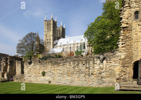 Cattedrale di Lincoln visto dal palazzo del vescovo. LINCOLN. LINCOLNSHIRE. In Inghilterra. Regno Unito Foto Stock