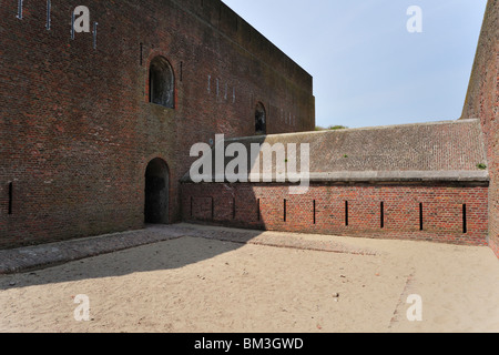 Il pentagonale Fort Napoleon mostra caponier con un fucile porte e fossato asciutto nelle dune di Ostenda, Belgio Foto Stock