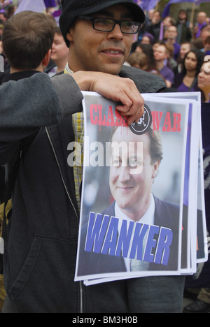 David Cameron il Primo Ministro prendere nuovamente il Parlamento protesta Westminster elezioni generali 2010 Foto Stock