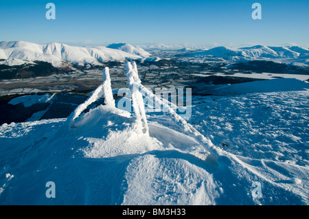 Skiddaw e Blencathra da Grisedale Pike in inverno, Grasmoor Fells, Lake District, Cumbria, England, Regno Unito Foto Stock