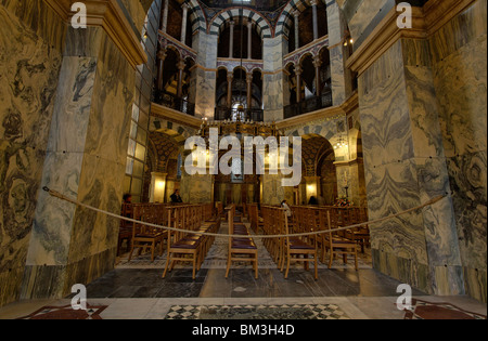 Il Barbarossa Lampadario nella sala del Coro della Cattedrale di Aachen, Germania Foto Stock