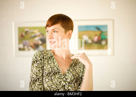 Giovane donna in galleria d'arte Foto Stock