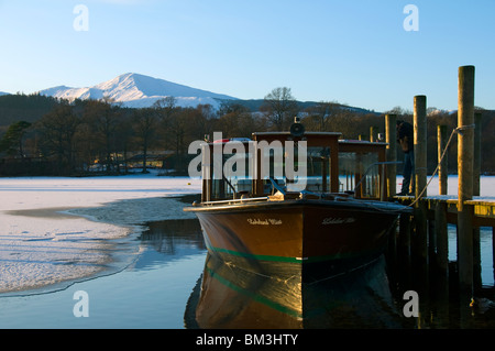 In barca per visite guidate su un congelati Derwent Water in inverno, Near Keswick, Lake District, Cumbria, Inghilterra, Regno Unito. Foto Stock