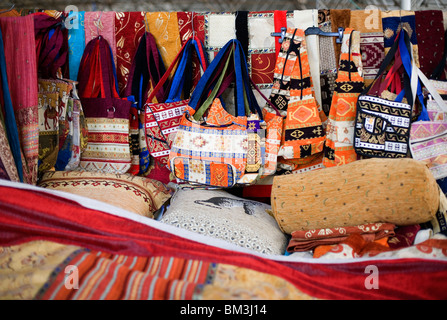 Borsetta in stallo il mercato principale , bodrum, Turchia Foto Stock