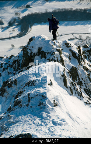 Un scalatore sulla Hall ha caduto il crinale di monte Blencathra in inverno, Lake District, Cumbria, England, Regno Unito Foto Stock