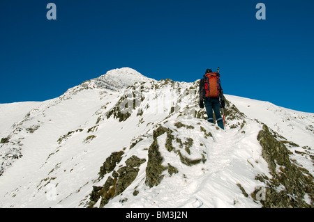 Un scalatore sulla Hall ha caduto il crinale di monte Blencathra in inverno, Lake District, Cumbria, England, Regno Unito Foto Stock