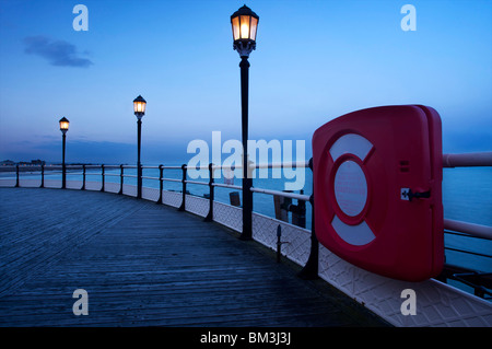 Red salvagente/anello nel contenitore su Worthing pier promenade - 15 Maggio 2010 Foto Stock