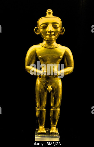 Tesoro d'oro statuetta scultura di un cacique Quimbaya chief leader dalla Colombia colombiano 200 e 1000 DC Foto Stock