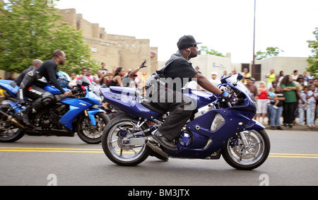 Un uomo che cavalca un motociclo in una sfilata di New Haven CT STATI UNITI D'AMERICA Foto Stock