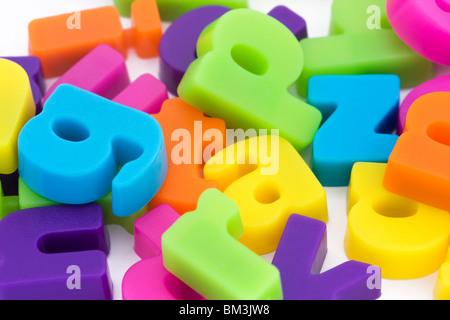 Close-up di sfondo multicolore lettere magnetiche Foto Stock