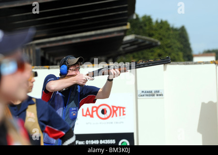 Fucile da caccia concorrenza, concorrente di prendere parte ad un 'clay pigeon " Concorso di ripresa Foto Stock