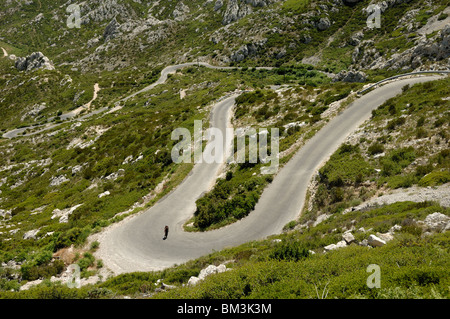 Tornanti, tornanti o tornanti angolo & strada tortuosa che scende a Sormiou Calanque nel Parco Nazionale delle Calanques vicino Marsiglia Francia Foto Stock
