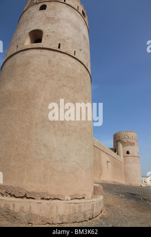 Torre ristrutturata e al di fuori del muro fortificato storico di Fort Al-Suwaiq in Al Suwaiq, Sultanato di Oman. Foto di Willy Matheisl Foto Stock