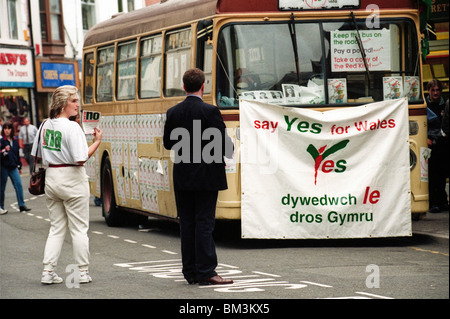 Basta dire no gli attivisti volantinaggio a Pontypridd per loro Referendum 1997 nessuna campagna contro un National Assembly for Wales Foto Stock