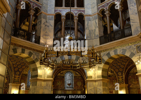 Il Barbarossa Lampadario nella sala del Coro della Cattedrale di Aachen, Germania Foto Stock