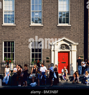 PERSONE CHE ASPETTANO ALLA FERMATA DELL'AUTOBUS ST STEPHEN'S GREEN DUBLIN IRLANDA EUROPA Foto Stock