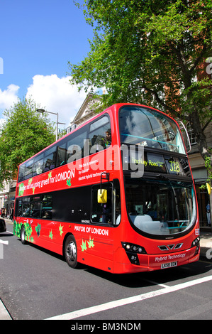 Double-decker Bus, High Street Kensington, Kensington, Royal Borough di Kensington e Chelsea, London, England, Regno Unito Foto Stock