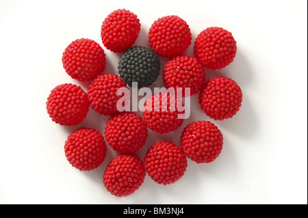 Una black candy berry isolato tra rosso caramella jelly bacche Foto Stock