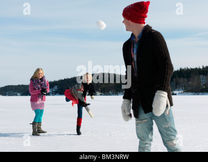 Gli amici di lotta di neve Foto Stock