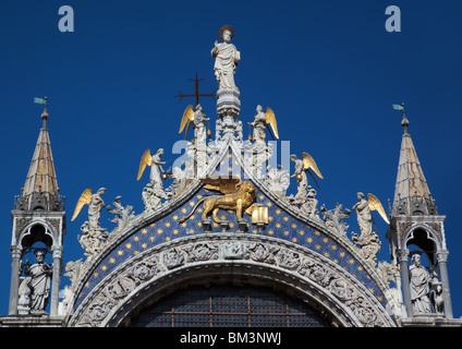La parte superiore della cattedrale di San Marco la facciata su una soleggiata giornata chiara, molto dettagliata delle decorazioni (Venezia, Italia) Foto Stock