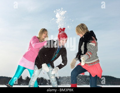 Gli amici di lotta di neve Foto Stock