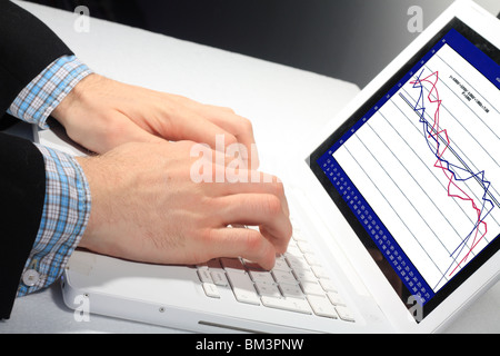 Busy business man facendo alcuni lavori al computer Foto Stock