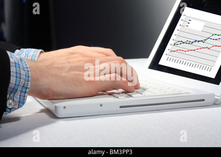 Busy business man facendo alcuni lavori al computer Foto Stock