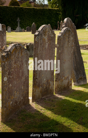 Vecchie lapidi usurato nel sagrato della chiesa parrocchiale di San Giacomo a Stedham nel West Sussex Foto Stock