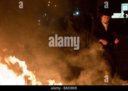 Ultra-Orthodox Haredim messo un ultimo stand in Gerusalemme per protestare un già perso la battaglia contro la rimozione di tombe da Ashkelo Foto Stock