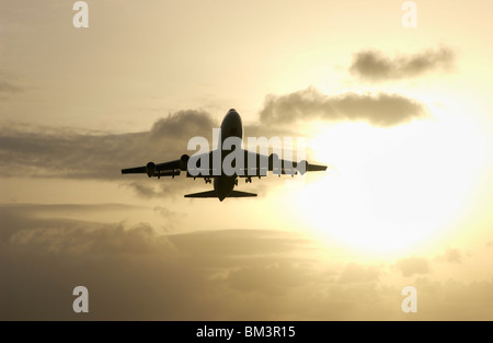 Un Boeing 747 jumbo jet di partenza à Pitre aeroporto (PTP) al tramonto, Guadalupa FR Foto Stock