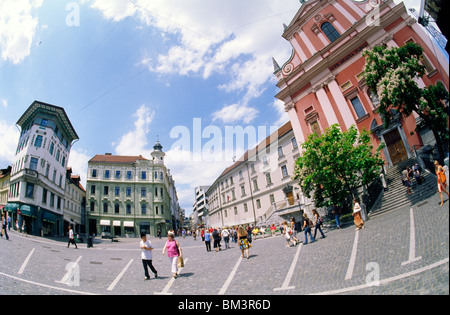 Lubiana, Slovenia, 15 Giugno 2009 -- Vista fisheye di Piazza Prešeren (Prešernov trg), la piazza centrale di Lubiana, con il Foto Stock