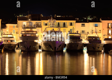 Yacht di lusso a Saint Tropez porto di notte (Cote d'Azur, in Francia) Foto Stock