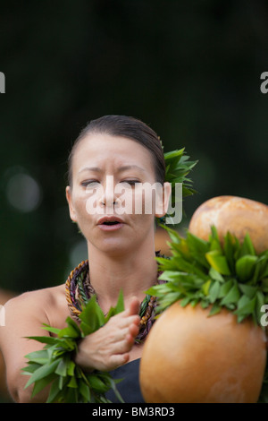 Tradizionale di hula Hawaiana (Kahiko) eseguita con UIP (tamburo) sull'isola di Hawaii. Foto Stock