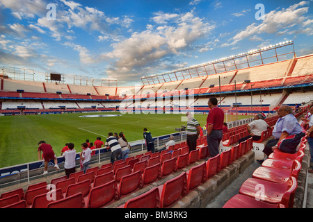 Gli spettatori sulle loro sedi prima di una partita. Sanchez Pizjuan Stadium, Siviglia, Spagna. Foto Stock