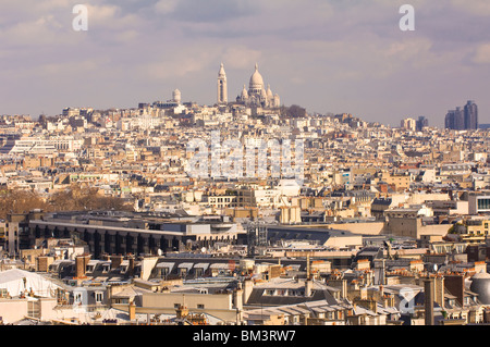 Vista sulla Basilica del Sacro Cuore e dei tetti di Parigi, Francia Foto Stock