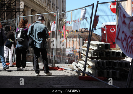 Una barriera di chiusura di una delle tante strade di L'Aquila è decorato con le chiavi delle case su quella strada Foto Stock