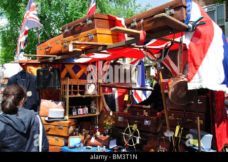 Pressione di stallo di antiquariato, il mercatino di Portobello e Notting Hill, Royal Borough di Kensington e Chelsea, London, England, Regno Unito Foto Stock