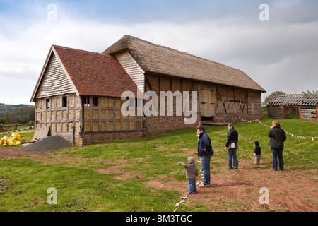 Regno Unito, Inghilterra, Herefordshire, Aylton, tradizionale restaurata cruck incorniciato barn Foto Stock
