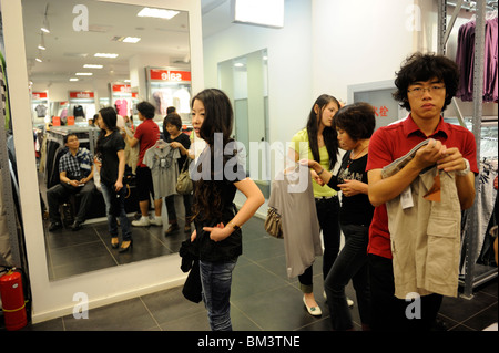 Negozi cinesi presso un negozio Esprit a Pechino Scitech Premium Outlet Mall a Pechino in Cina. 15-Maggio-2010 Foto Stock