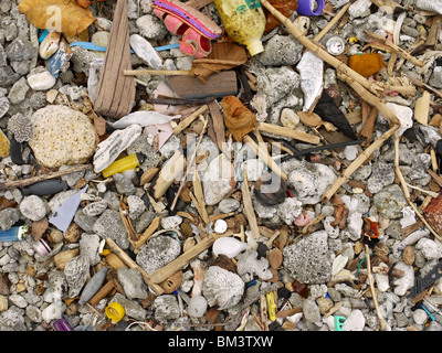 Corallo bianco sabbia miscelata con rifiuti plastici su Koh Samui Island seashore, Thailandia Foto Stock