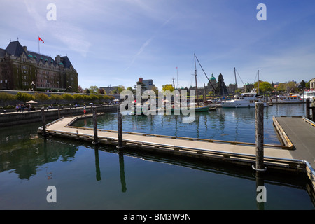 Il porto interno con la mitica Empress Hotel e gli edifici del Parlamento, Victoria, British Columbia, Canada Foto Stock