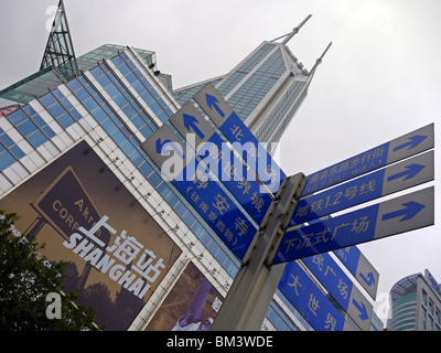 Street guida segno nella parte anteriore del centro cittadino di grattacieli in autunno piovoso Shanghai, Cina Foto Stock