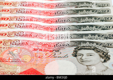 Una pila di valuta britannica, Sterling Pound, nella denominazione di 50. Foto Stock