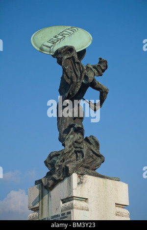 Monumento di guerra a Peschiera del Garda Veneto Italia Foto Stock