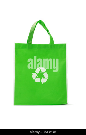 Riutilizzabile verde shopping bag con simbolo di riciclaggio su bianco Foto Stock